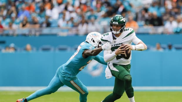Jets QB Zach Wilson evades tackle vs. Miami Dolphins